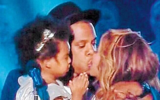No VMA 2014, Beyoncé fez uma super apresentação e, no fim, deu uma das poucas manifestações de afeto em público com seu marido, Jay-Z. Foto: Chris Pizzello/Associated press