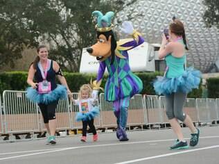 Personagens como o Pateta recepcionam os miniatletas durante corrida na Disney