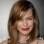 Milla Jovovich com franja jogada de lado e cabelo com corte médio. Foto: GettyImages