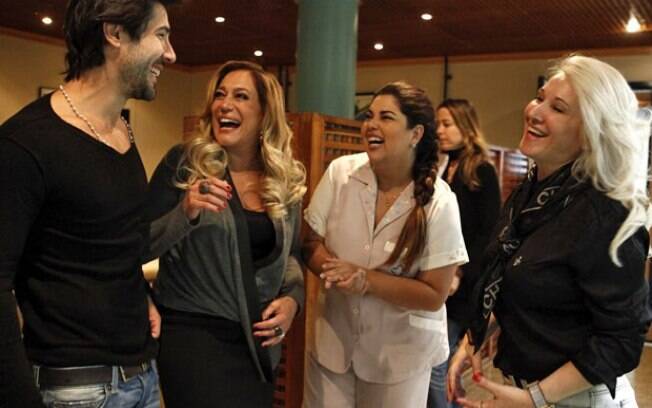 Susana Vieira recebeu a visita do noivo Sandro Pedroso e da futura sogra Palmira Pedroso nos bastidores de ' Amor à Vida'