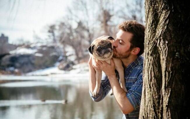 Dono e seu cachorro num lindo ensaio para celebrar o amor.