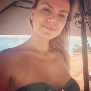 Eliana aparece de biquíni e sem maquiagem