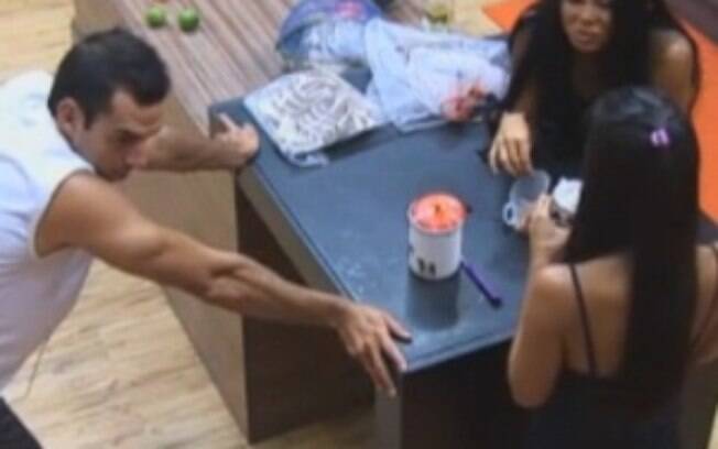 Natália, Flávia e Carril conversam na cozinha da Sede