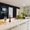 Na cozinha gourmet da Kitchens, feita pela arquiteta Iolanda Almeida, o eletrodoméstico ficou sobre uma bancada próxima à ilha. Foto: Divulgação