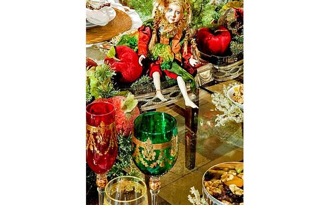 No detalhe da foto, taças decoradas e uma duende natalina