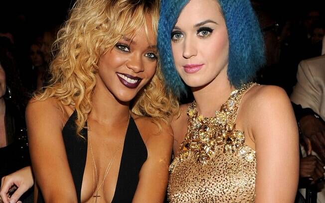 As popstars Rihanna e Katy Perry são melhores amigas há alguns anos. A dupla sempre se senta junta nas premiações de musica, como no Grammy de 2012 