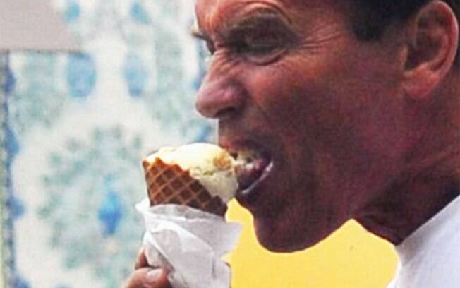 Arnold Schwarzenegger parece que não gostou muito do sorvete que estava comendo...