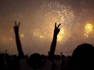 A queima de fogos de Copacabana, no Rio, é uma das mais emocionantes do Brasil