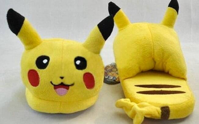 Pantufa do Pikachu para evitar choque térmico ao pisar direto no chão gelado.