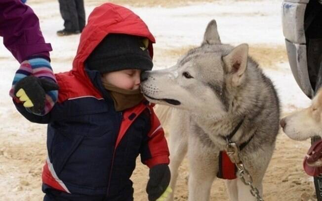 Um bebêzinho e um cachorro.