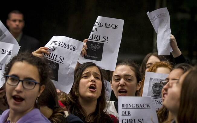 Estudantes protestam do lado de fora do consulado nigeriano em Nova York, EUA, pelas meninas sequestradas pelo Boko Haram na Nigéria (28/05). Foto: Reuters
