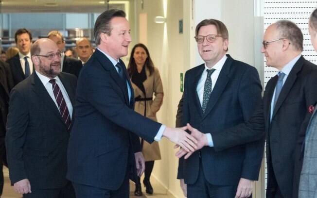 David Cameron (o segundo em destaque da esquerda para a direita) na reunião em Bruxelas