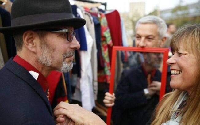 Graham durante visita a uma feira de roupas usadas: empatia com todos ao redor Graham durante visita a uma feira de roupas usadas: empatia com todos ao redor
