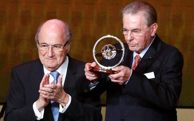 O ex-presidente do COI, o belga Jacques Rogge, recebe homenagem de Joseph Blatter, presidente da Fifa, na entrega da Bola de Ouro. Foto: Ruben Sprich/Reuters