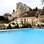 Piscina da área de lazer do hotel L'Oustau de Baumaniere, próxima à plantação de ervilhas usadas no restaurante. Foto: The New York Times