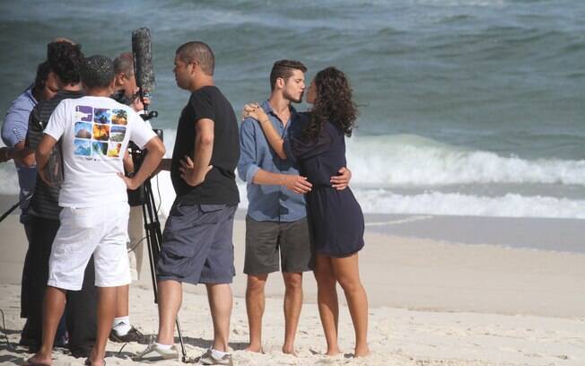 Débora Nascimento e José Loreto trocaram beijos na praia durante a tarde de filmagens 