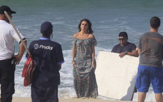 Giovanna Antonelli em gravação de Em Família na praia do Recreio, no Rio