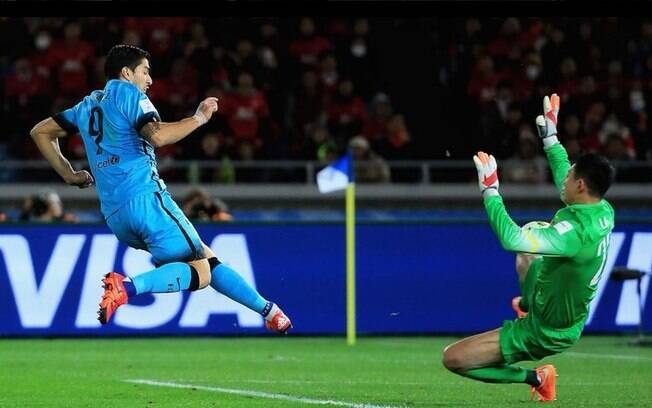 Suárez toca por cima do goleiro para abrir o placar contra o Guangzhou Evergrande no Mundial