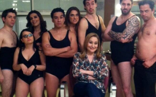 Sônia Abrão com o elenco de