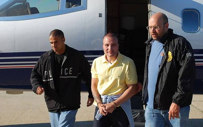 Juan Carlos Abadía desembarca nos EUA após ser extraditado do Brasil, onde foi preso em 2007
