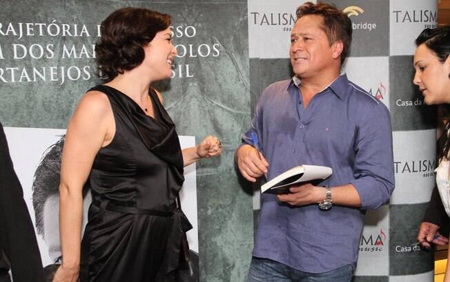 Leonardo autografa livro para Regiane Alves