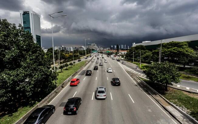 Nuvens carregadas no início da tarde desta sexta-feira (19) em São Paulo