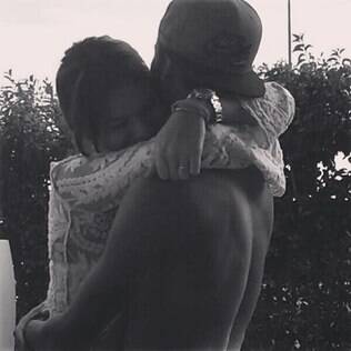 Neymar publica foto abraçado com Bruna Marquezine e diz sentir saudade