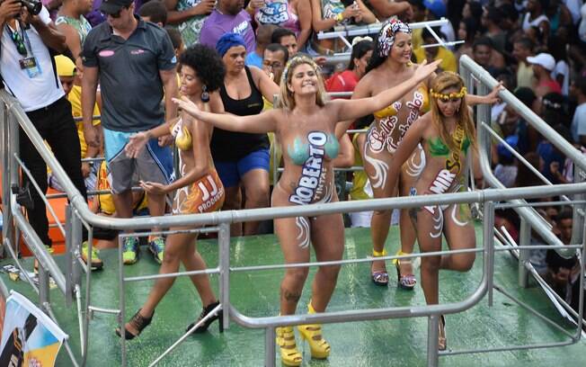 Mulheres viram placa no Campo Grande, em Salvador . Foto: Max Haack/ Agecom