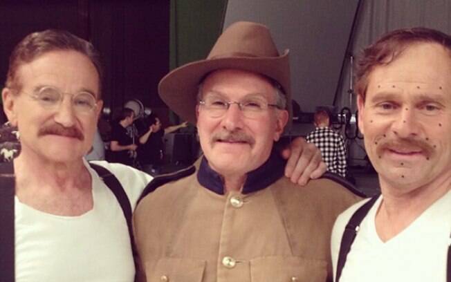 Robin Williams e seus dublês Mike and Mitchell no set de Uma Noite no Museu 3