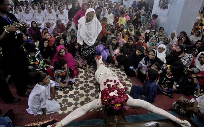 Cristãos paquistaneses participam de missa em igreja de Lahore (29/03)
