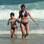 Nívea Stelmann aproveita inverno quente na praia com o filho. Foto: Photo Rio News