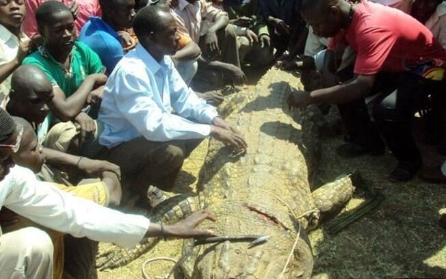 Mubarak Batambuze vingou-se do crocodilo que matou sua mulher grávida Demeteriya Nabire