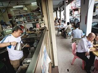 Tang Chew Fue, dono do Tong Ah Eating House, um kopitiam preparando um típico café da região