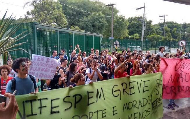 Alunos da Unifesp protestam em frente à reitoria durante Fórum em Defesa da Educação Superior Pública (10/04/2015)
