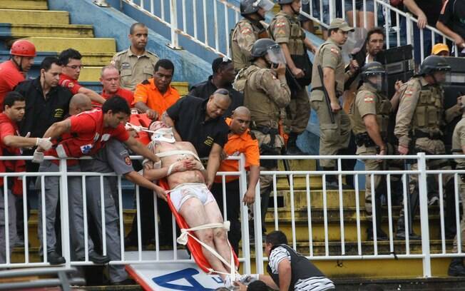 Torcedor do Atlético-PR é resgatado da arquibancada da Arena Joinville após ser espancado