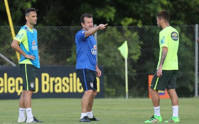 Dunga comanda treino da seleção em Viamão Dunga comanda treino da seleção em Viamão