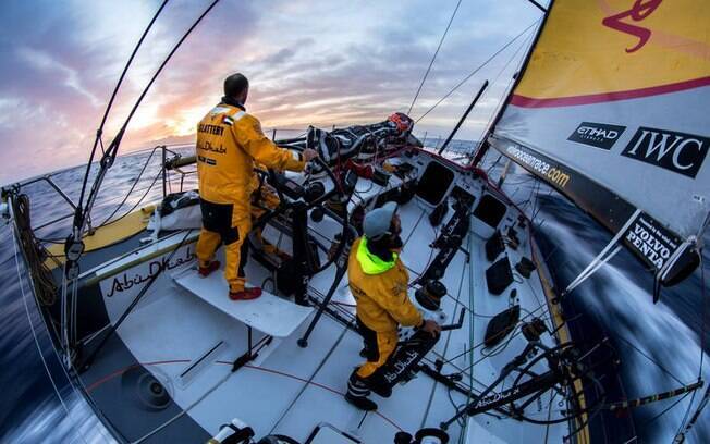 O barco da equipe Abu Dhabi assumiu a liderança da Volvo Ocean Race (30/10)