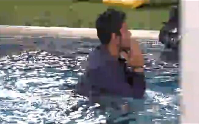 Diego comemora sua permanência na casa pulando na piscina