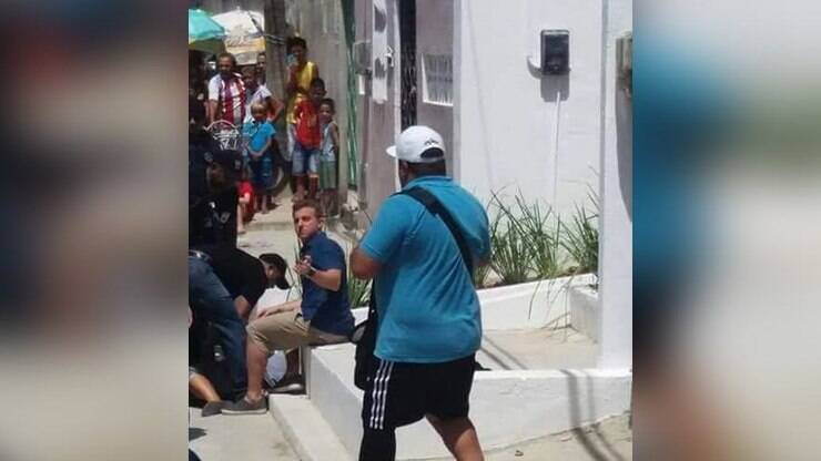 Resultado de imagem para Mulher corta os pulsos na frente Luciano Huck no Ceará