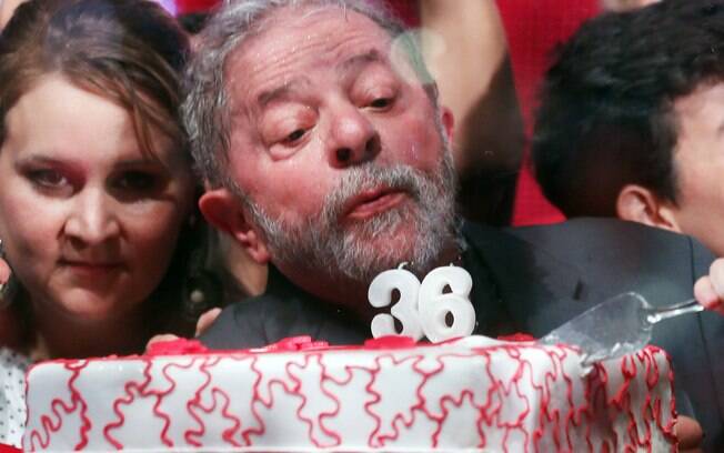 Ex-presidente assopra vela em bolo de comemoração pelos 36 anos do Partido dos Trabalhadores