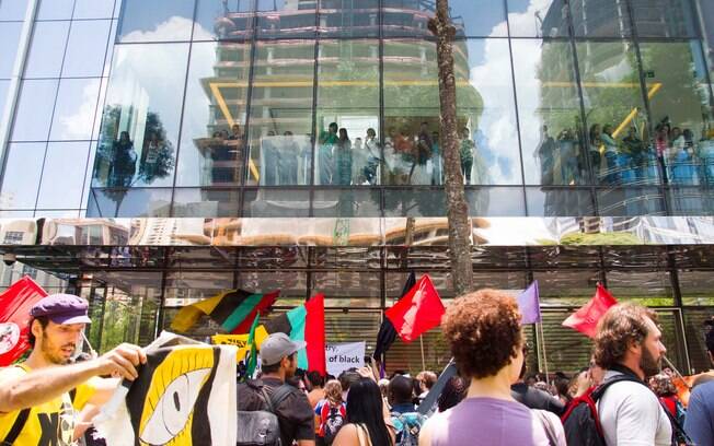 Shopping JK Iguatemi fechou as portas para impedir protestos contra liminar que coibiu rolezinho marcado para o local na semana passada