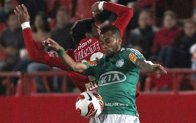 Wesley mata no peito e domina a bola para o Palmeiras
