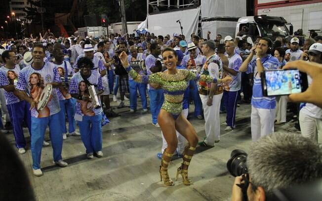 Sabrina Sato caiu no samba na noite desse domingo (23), na Sapucaí, Rio de Janeiro