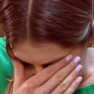 Edith fica chocada ao ver o marido com outro homem
