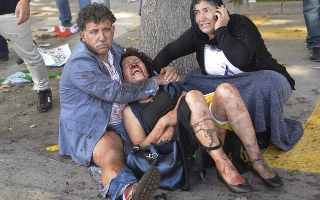 Duas explosões em uma manifestação pacífica na capital da Turquia deixaram de dezenas de mortos