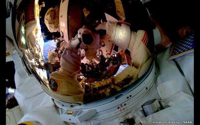 Em  outubro, Scott foi um dos dois astronautas a bordo da EstaÃ§Ã£o a fazer uma 'caminhada espacial' - eles fizeram consertos e manutenÃ§Ã£o. . Foto: @stationcdrkelly/NASA