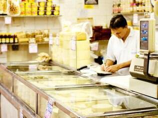 Experimente o famoso queijo mineiro no Mercado Municipal, em Belo Horizonte
