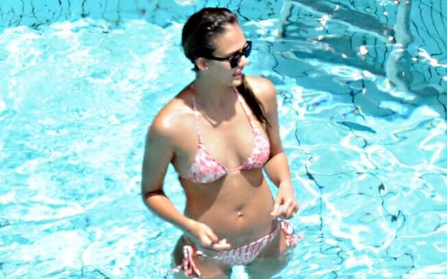 Jessica Alba aproveita piscina na Itália