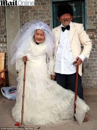 Wu Conghan e Wu Sognshi só posaram vestidos de noivos depois de 88 anos