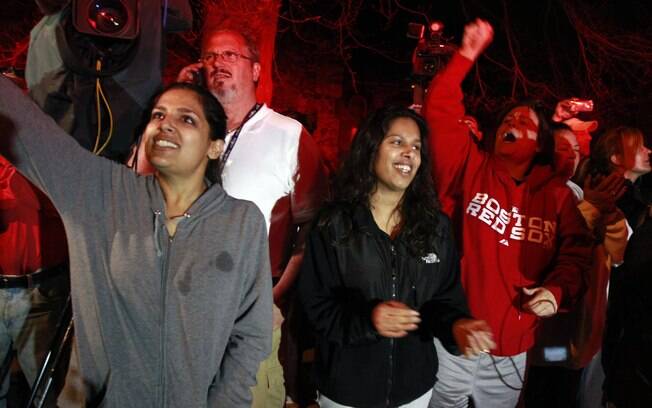 Mulheres comemoram depois de prisão de suspeito por ataque em Boston